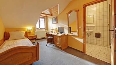 Einzelzimmer im Landgasthof Falken mit gemütlichem Bett