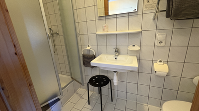 Modernes Badezimmer im Einzelzimmer Kategorie 1